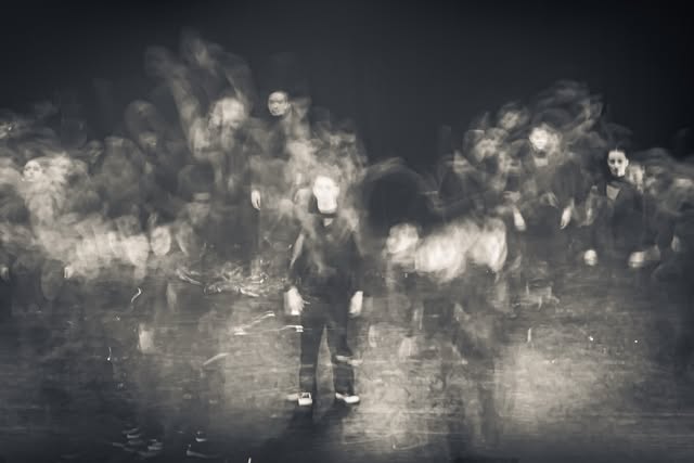 Surimpression en noir et blanc de danseurs en mouvement