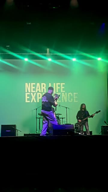 Tournage sur une scène de concert éclairée en vert