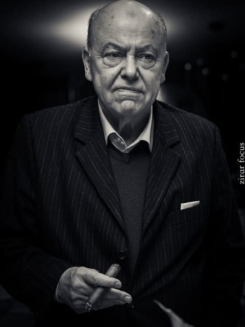 Portrait en noir et blanc d’un homme âgé en costume